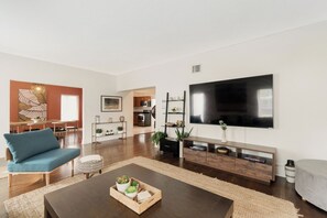 Leilighet – basic | Oppholdsområde | En 32-tommers LCD-TV med digitale kanaler samt TV og Netflix