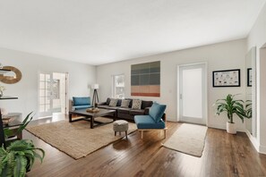 Basic-Apartment | Wohnbereich | 32-Zoll-LCD-Fernseher mit Digitalempfang, Fernseher, Netflix