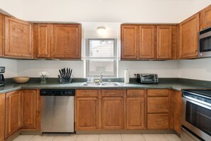 Basic-Apartment | Eigene Küche | Kühlschrank, Mikrowelle, Herdplatte, Geschirrspüler