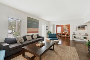 Basic-Apartment | Wohnbereich | 32-Zoll-LCD-Fernseher mit Digitalempfang, Fernseher, Netflix