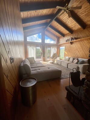 智能电视、壁炉、书