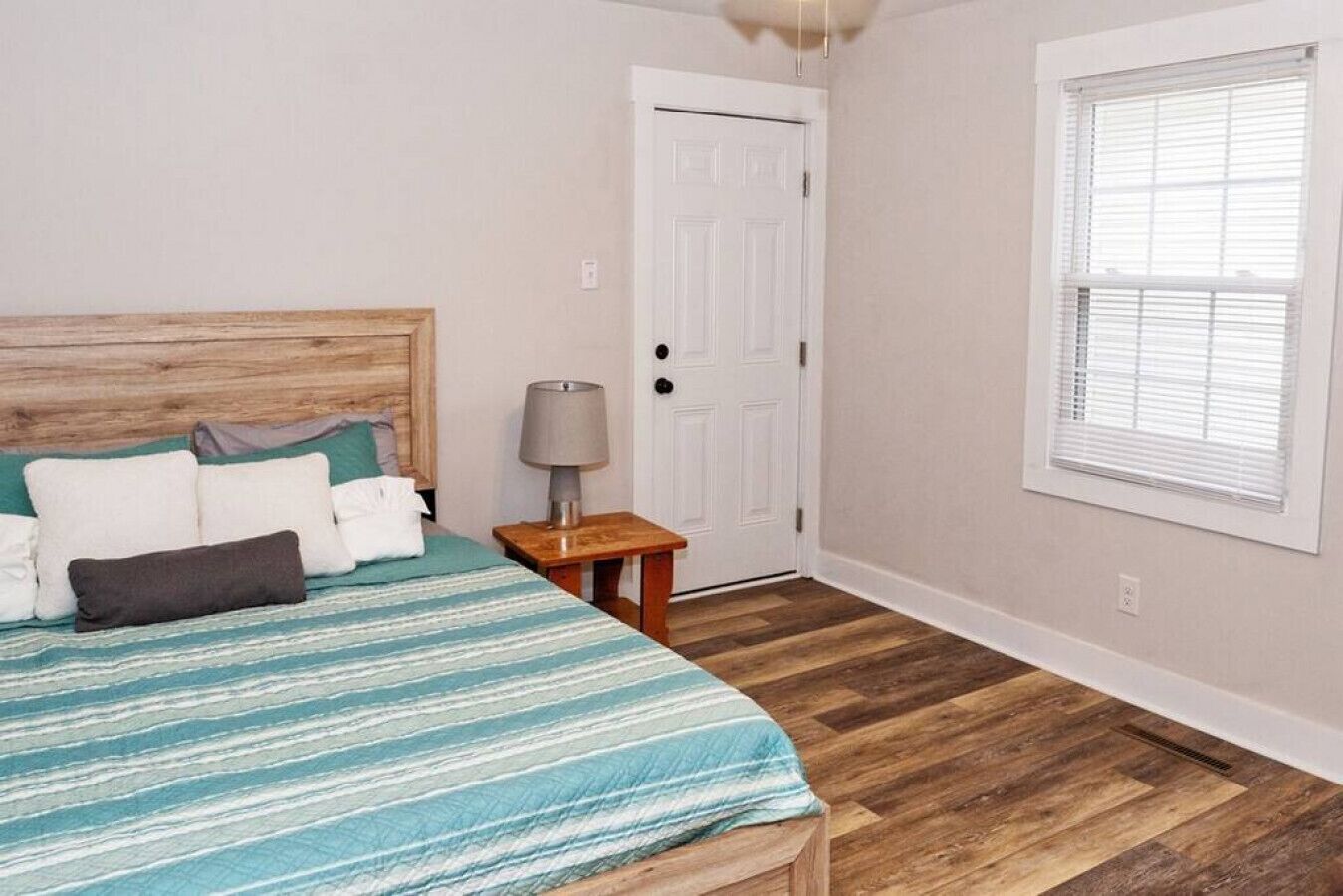 3 habitaciones, escritorio, tabla de planchar con plancha y wifi gratis 