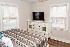 3 bedrooms, desk, iron/ironing board, free WiFi - Salem Road Ranch | 3 BR w/ Outdor Firepit and Backyard (Lincolnton)