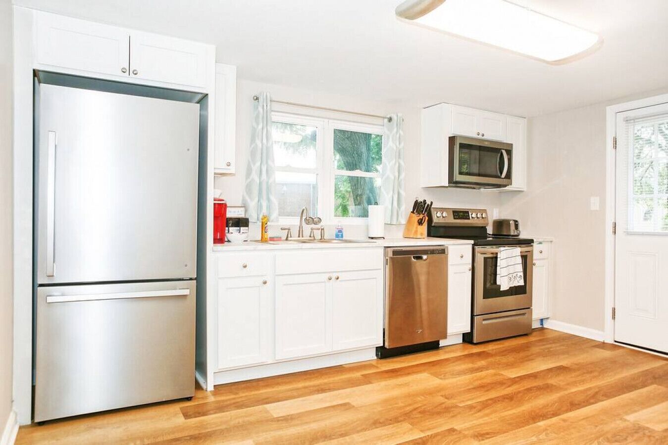 Refrigerador, microondas, horno y parrilla de estufa 