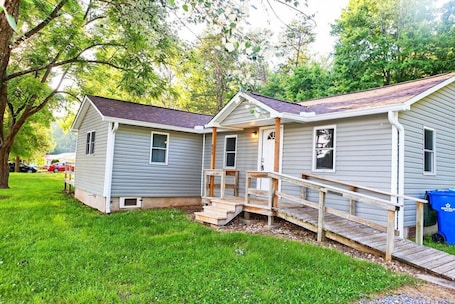 Exterior. Cozy Maiden Country Home - 3 Bedroom with Backyard Deck