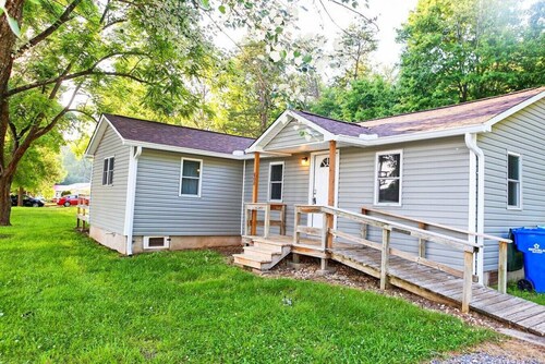 Cozy Maiden Country Home - 3 Bedroom with Backyard Deck