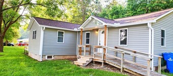Cozy Maiden Country Home - 3 Bedroom with Backyard Deck