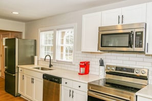 Kjøleskap, mikrobølgeovn, ovn og kokeplater