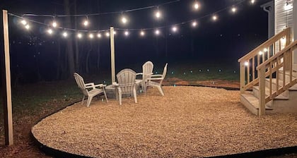Outdoorsy Escape~3BR/2BA House~Huntersville with Firepit and Huge Backyard!