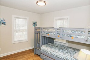 3 bedrooms, desk, iron/ironing board, free WiFi