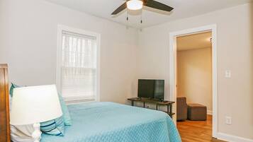 3 bedrooms, desk, iron/ironing board, free WiFi