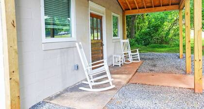 Newly Renovated Maiden Home - Perfect Small Town Retreat, 2BR Porch