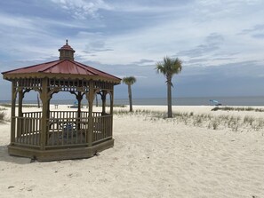 Una spiaggia nelle vicinanze, lettini da mare, teli da spiaggia