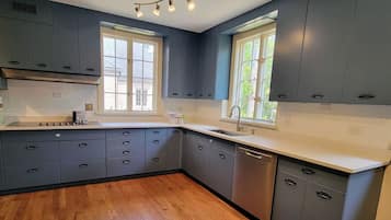 KylskÄp, mikrovÄgsugn, ugn och spishÀll