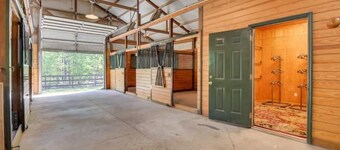 Mimosa Cottage and Farm- 2br cottage & stalls. Masters