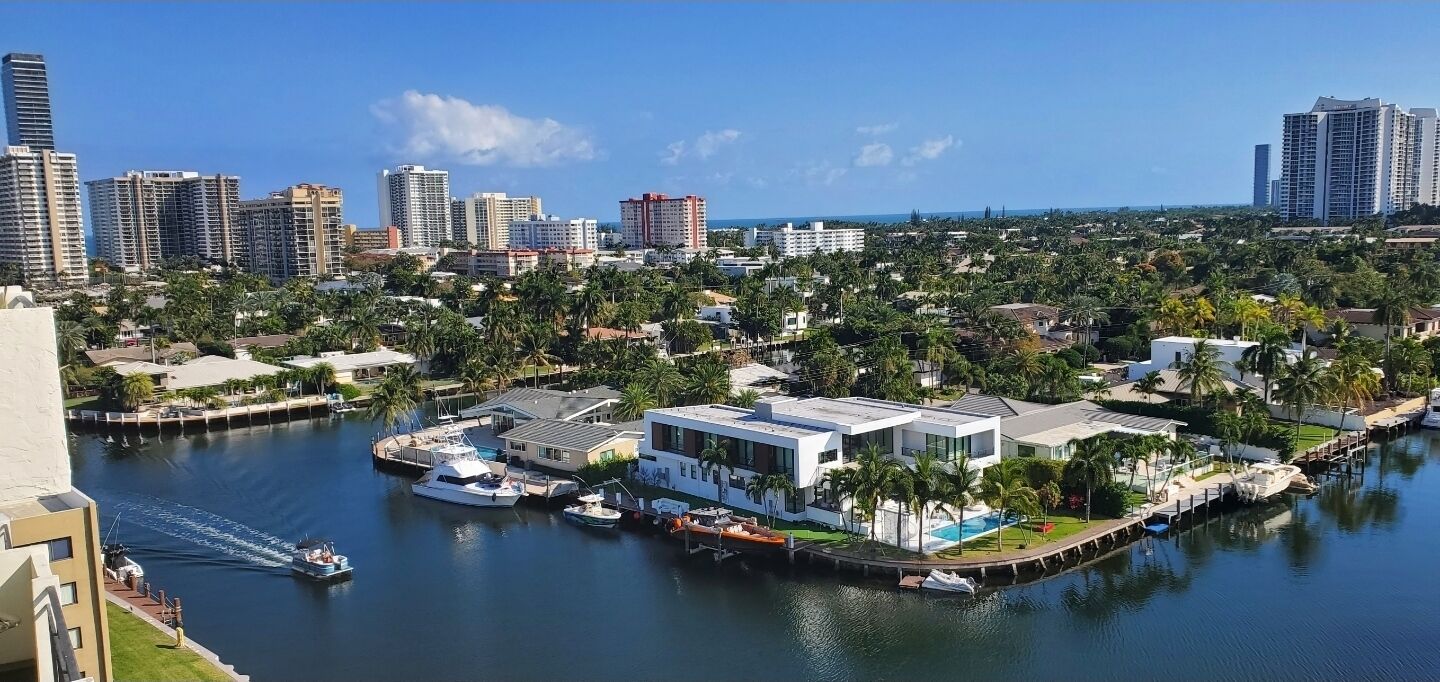 2/2 apartment with gorgeous view minutes from ocean 