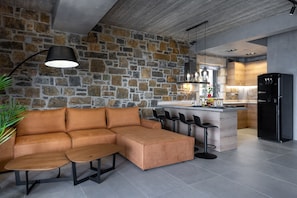 Smart TV, fireplace