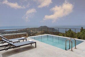 Outdoor pool - Villa With Unique View (Rethymno)