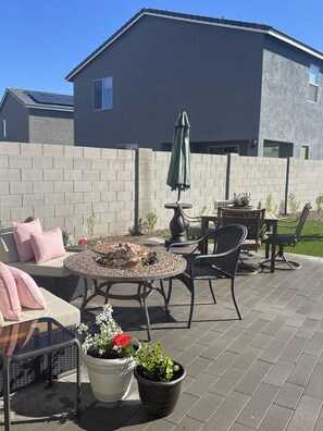 Outdoor dining - New 3-bdr, 3 bath home near Lake Pleasant and new Taiwan Semiconductor Company.  (Peoria)