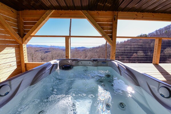 Outdoor spa tub