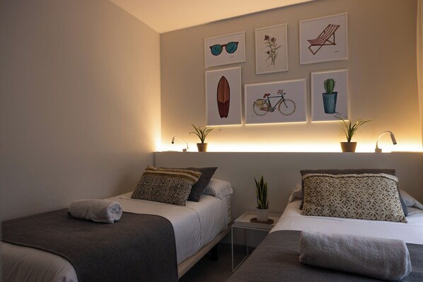 客房内保险箱、办公桌、遮光窗帘、隔音