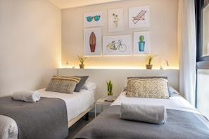 Cofres nos quartos, escrivaninha, cortinas blackout
