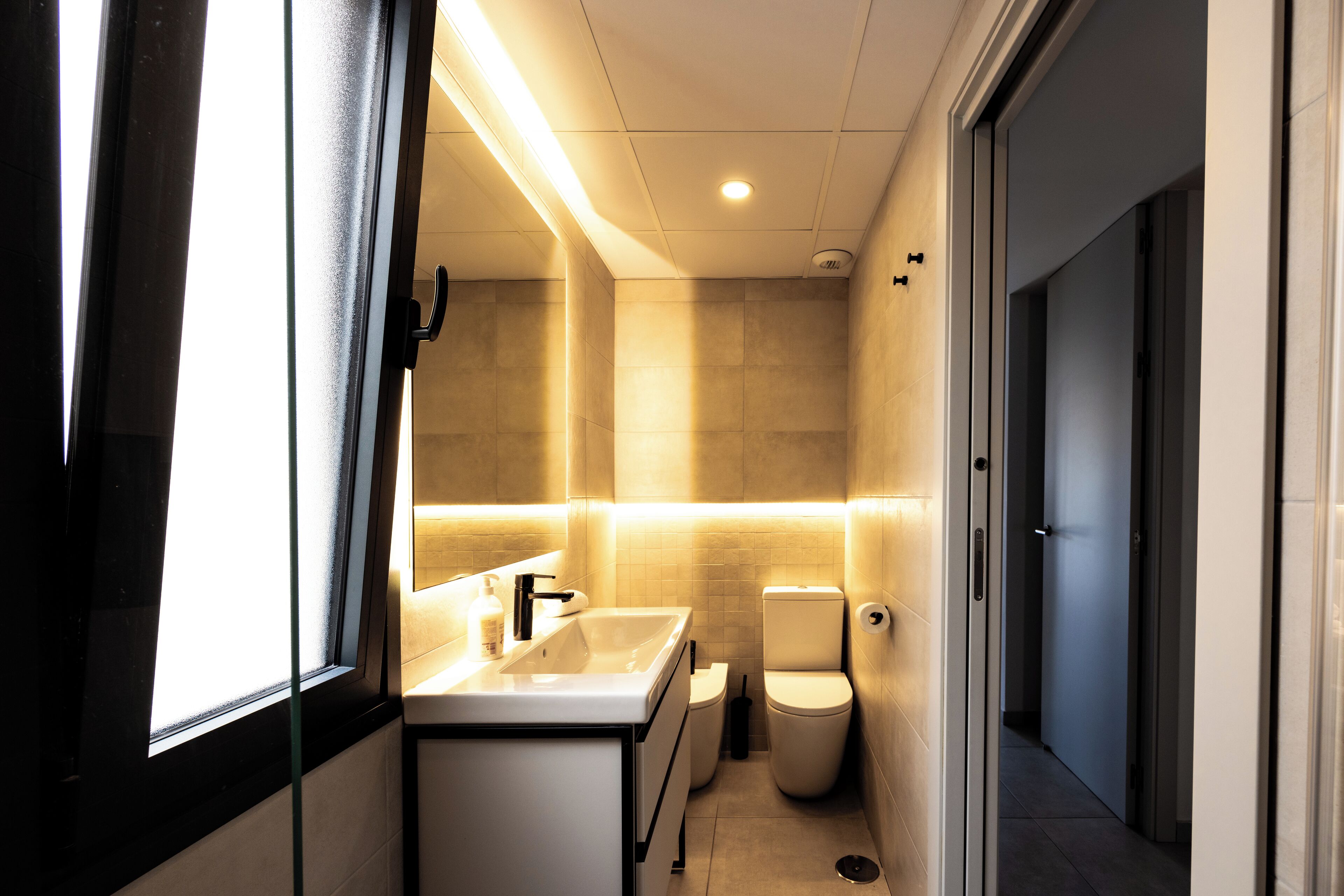 Een douche, handdoeken, toiletpapier