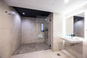 Premium Apartment | Bathroom | Shower, towels, toilet paper - Puerta Real (Cartagena)