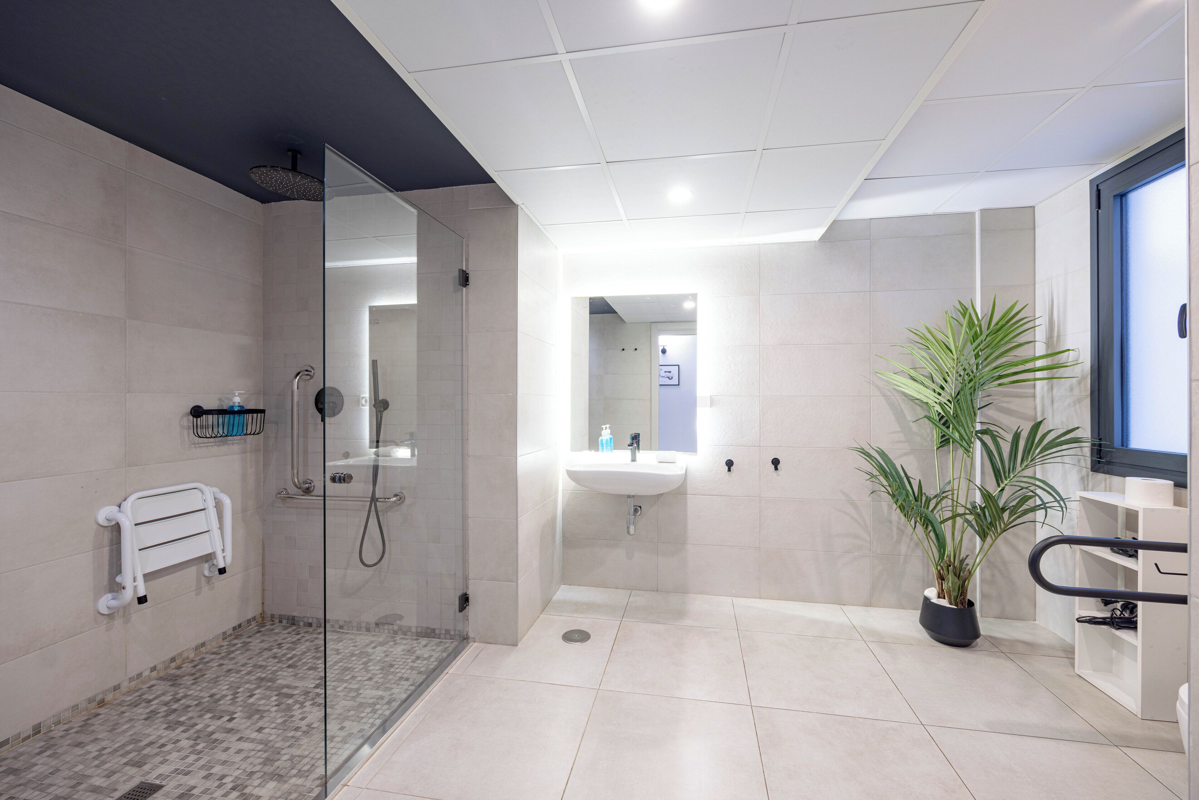 Apartamento premium | Banheiro | Chuveiro, toalhas de banho, papel higiênico 