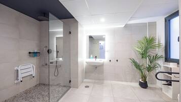 Apartamento premium | Banheiro | Chuveiro, toalhas de banho, papel higiênico