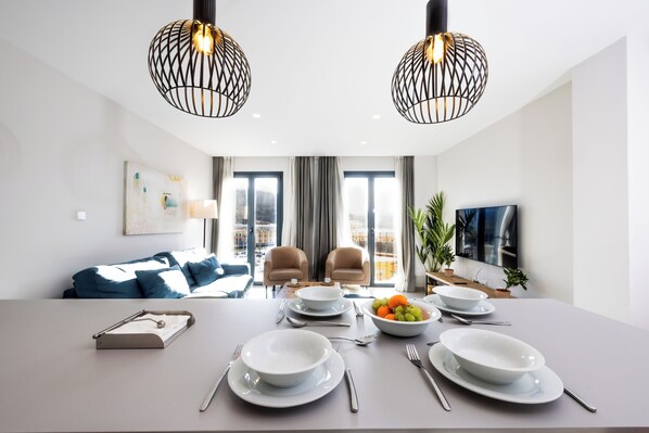 Télévision à écran plat de 55 pouces avec chaînes numériques