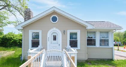 Cozy 3 bed cottage minutes away from beach & fun!