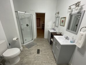 Dusche, Handtücher, Seife, Toilettenpapier