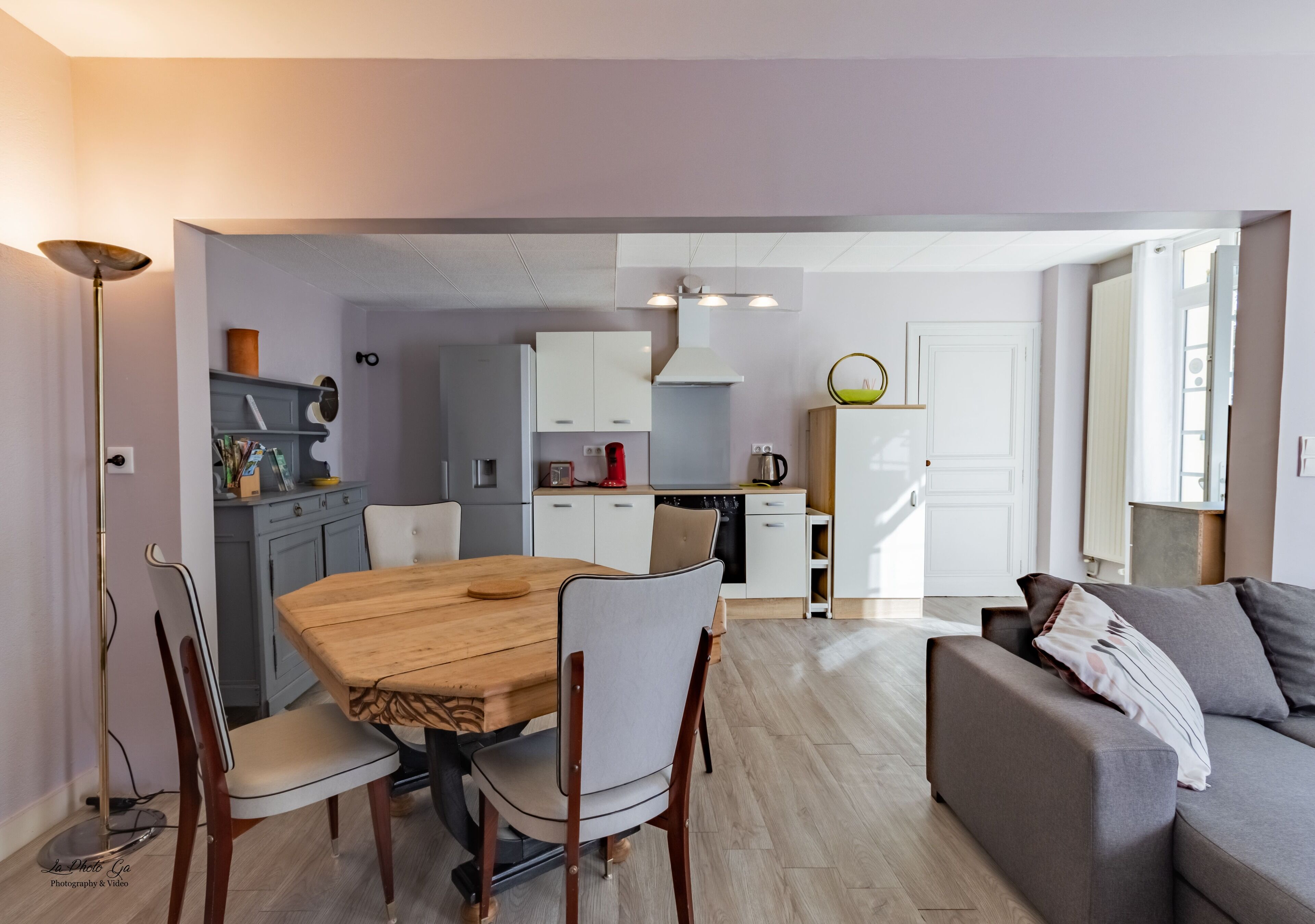Standaard appartement, niet-roken, op benedenverdieping | Privékeuken | Een koelkast met diepvriezer, een microgolfoven, een oven, een kookplaat