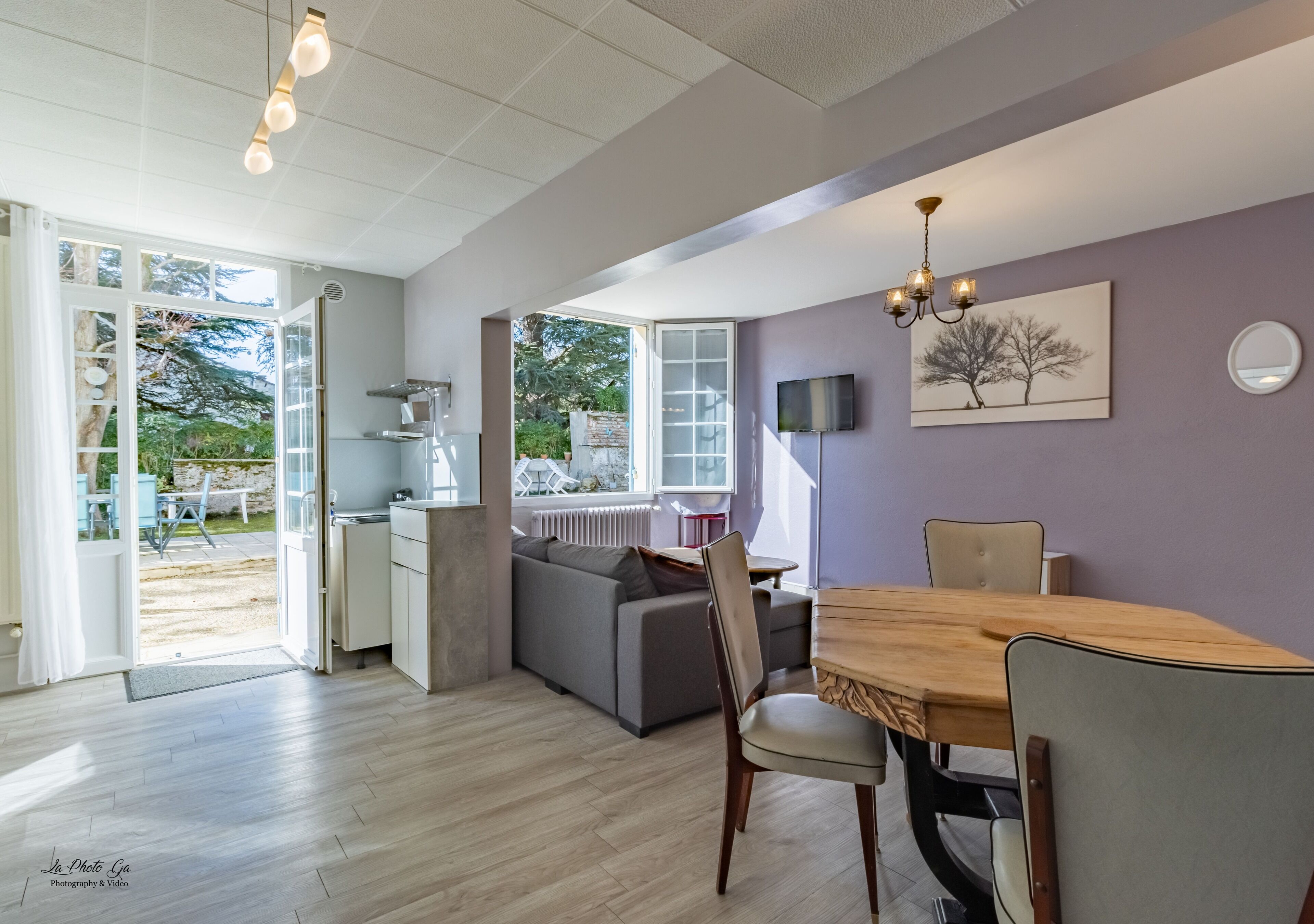 Standard Apartment, Non Smoking, Ground Floor | Living area | 80-cm flat-screen TV with digital channels, pay movies