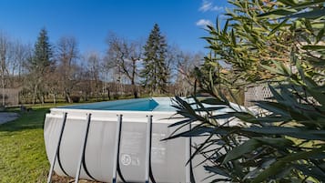Piscine extérieure (ouverte en saison), parasols de plage