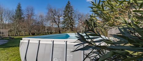 Piscine extérieure en saison, parasols, chaises longues