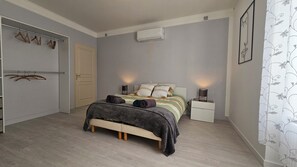 Senior Double Room, Roll-in Shower - Les Deux Chênes (Le Fleix)