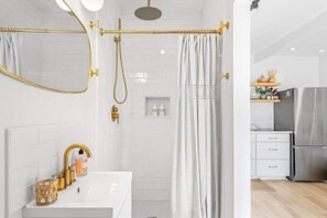 Hair dryer, shampoo - Newly renovated gorgeous guesthouse! Spacious and clean! (Tampa)