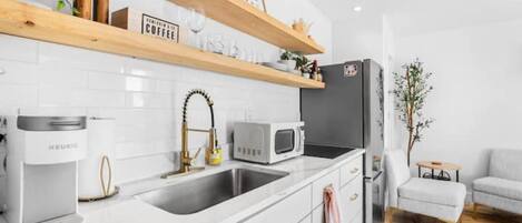 Geladeira, micro-ondas, cooktop, lava-louças