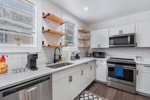 Microondas, horno, placa de cocina y lavavajillas
