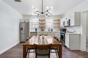 Microondas, horno, parrilla de estufa y lavavajillas 