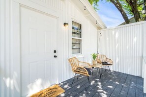 Terrace/patio - Stunning tiny house in Ybor City Tampa - 1.5 miles to downtown (Tampa)