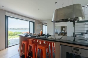 Kylskåp, mikrovågsugn, ugn och diskmaskin