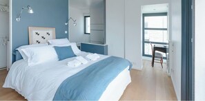 5 bedrooms, iron/ironing board, free WiFi, bed sheets