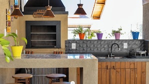 A kitchen with a stone countertop, a built-in oven, and a sink. - Ibira Oásis - Imbituba - SC (Imbituba)