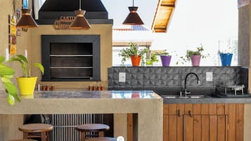 Una cocina con encimera de piedra, horno empotrado y fregadero.