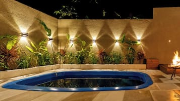 Casa Premium, accesso alla piscina | Piscina | Piscina all'aperto, ombrelloni da piscina, lettini