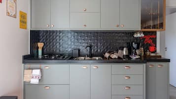 Casa premium, acesso à piscina | Cozinha privada | Talheres/pratos/utensílios de cozinha, mesas de jantar