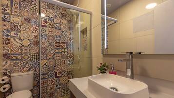 Casa Premium, acceso a la piscina | Baño | Ducha y toallas